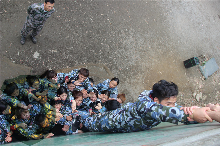 香港珈蓝集团26人到黄埔军事训练营进行军事拓展