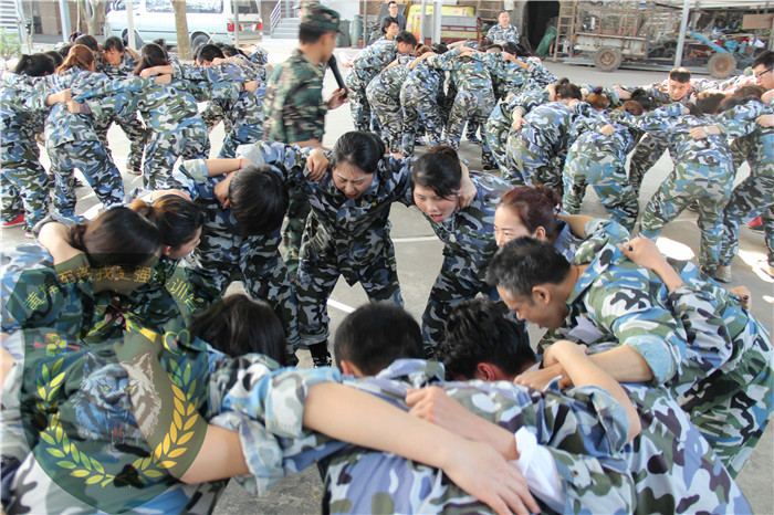 由广州拓展培训公司负责易缇秀61名员工进行户外拓展训练